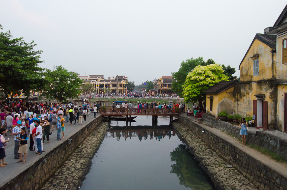 Hoi An ancient town filled with people