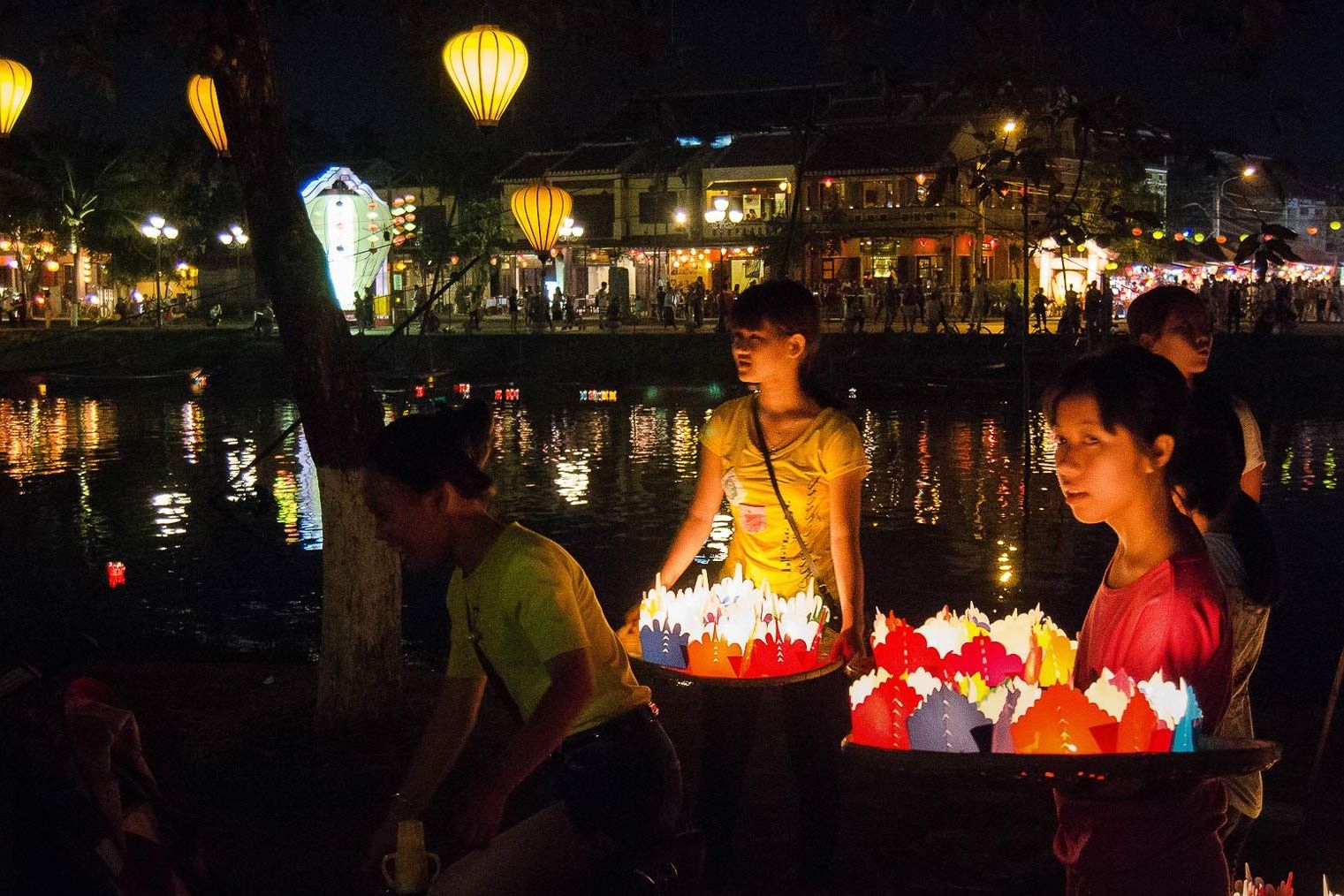 Girls selling papper lanterns in Hoi An