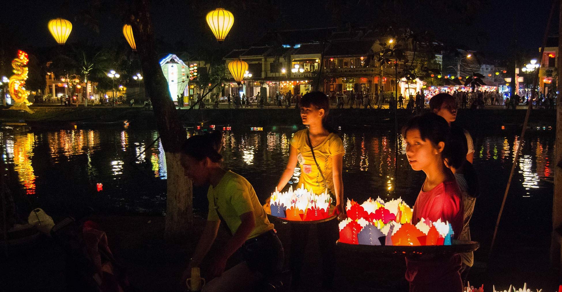 Girls selling papper lanterns in Hoi An